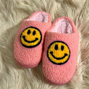 Women’s PINK Smiley Face House Slippers‎ soft plush warm house shoes NEW!